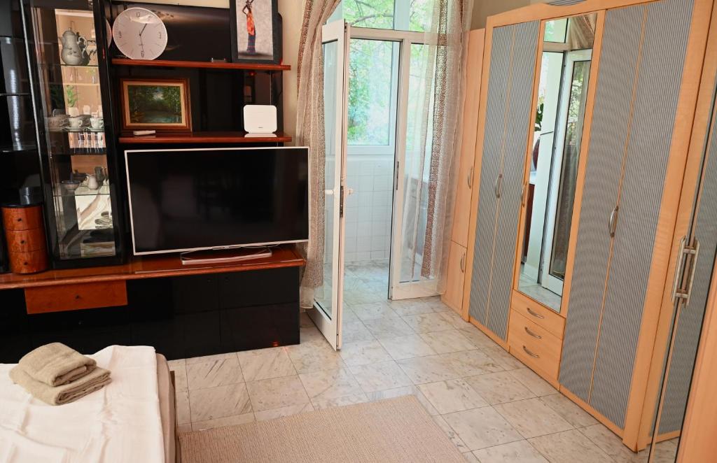 TV a/nebo společenská místnost v ubytování Urban Oasis Studio