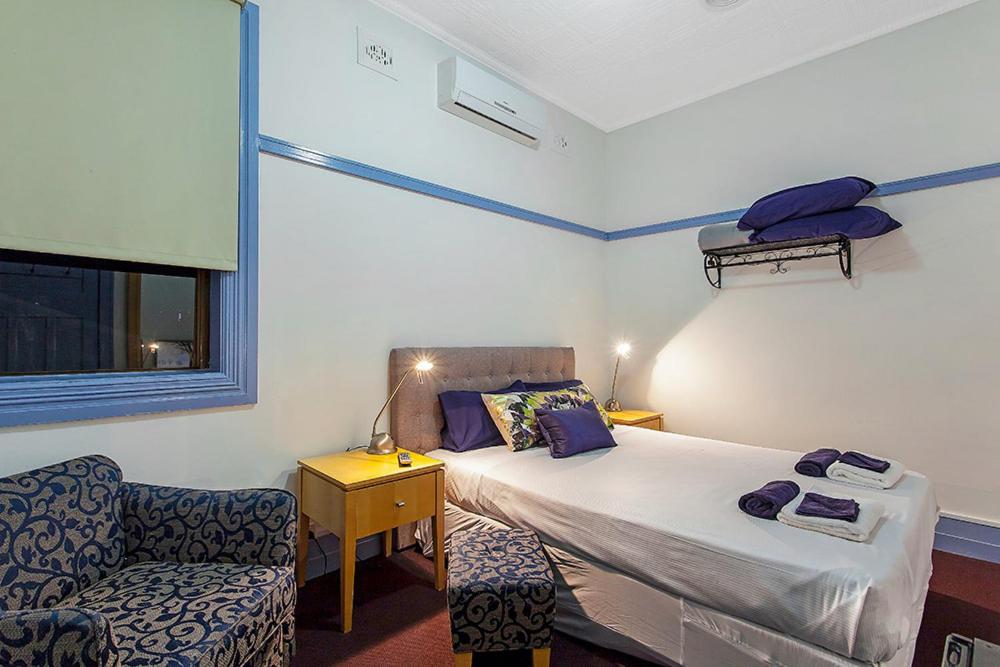 Postel nebo postele na pokoji v ubytování Commonwealth Hotel