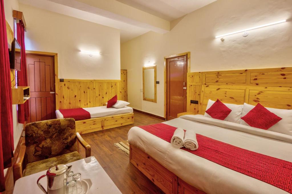 Postel nebo postele na pokoji v ubytování HOTEL ROyAL THE MALL MANALI