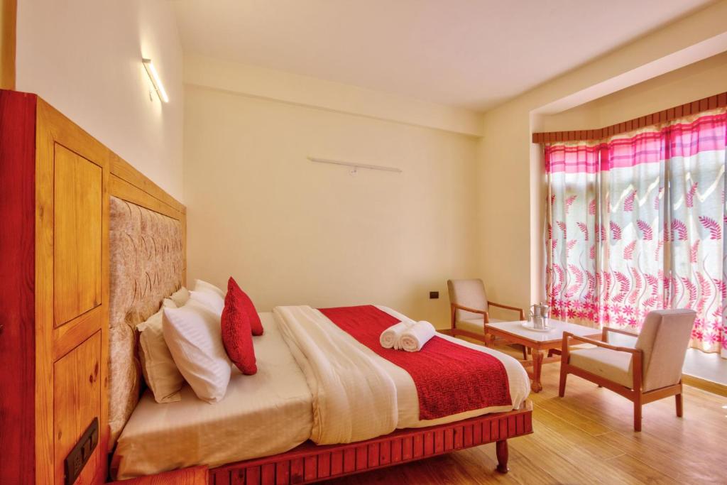 Postel nebo postele na pokoji v ubytování HOTEL ROyAL THE MALL MANALI