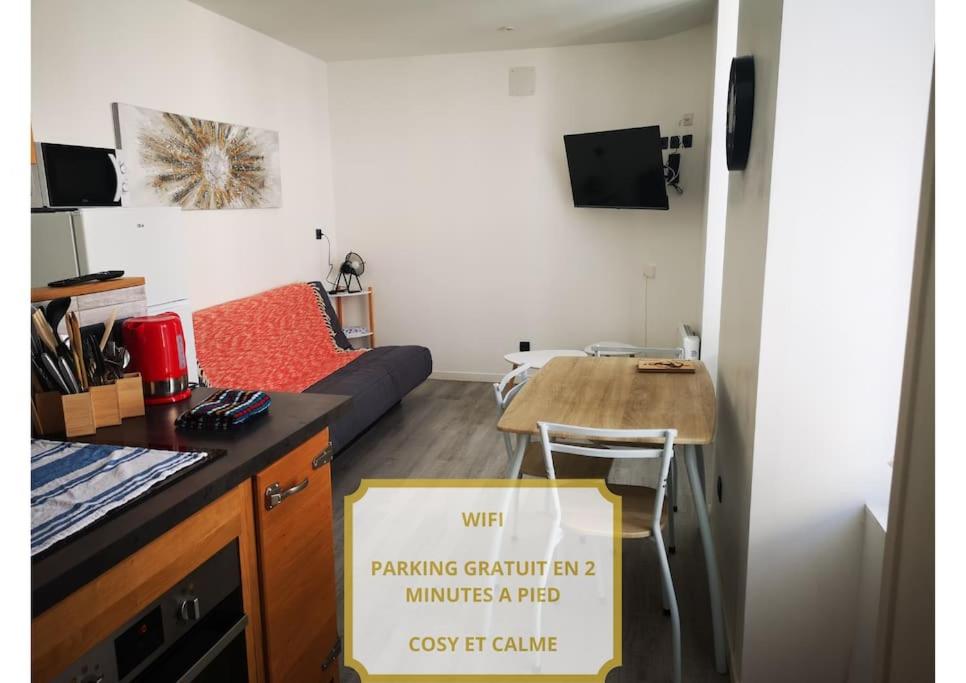 Η κουζίνα ή μικρή κουζίνα στο Cosy & calme, centre-ville