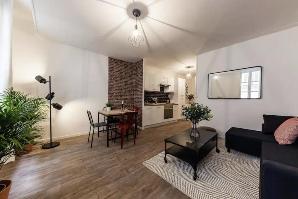 un salon avec un canapé et une table dans l'établissement Charmant appartement au panier 1ER, à Marseille