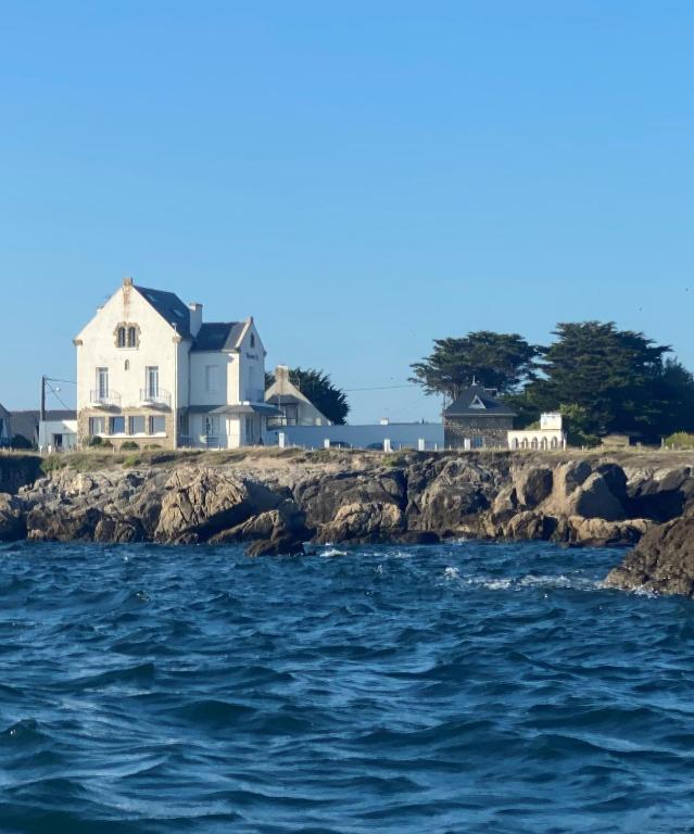 une maison au bord de l'eau dans l'établissement Villa Waroch le Croisic, au Croisic