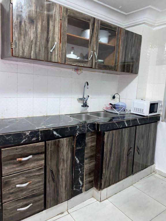 Kuchyň nebo kuchyňský kout v ubytování 2Bed Abidjan Apartment- Relax Explore & Unwind