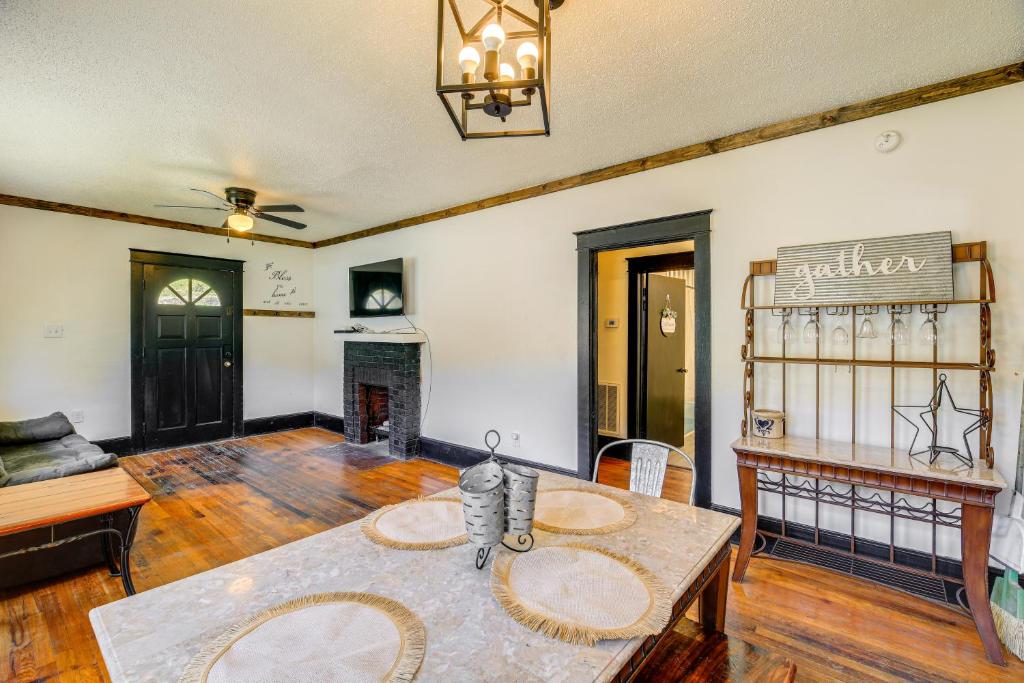 un salon avec une table et une cheminée dans l'établissement Williamson Cottage about 2 Mi to Town and Trails!, à Williamson