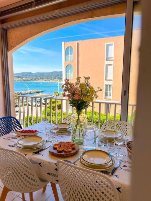 - une table à manger avec vue sur l'eau dans l'établissement T3 avec garage proche de la mer, à Sanary-sur-Mer
