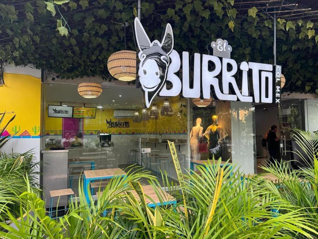 a burger restaurant with a sign that reads burger at Hotel Sun Suite in Barranquilla