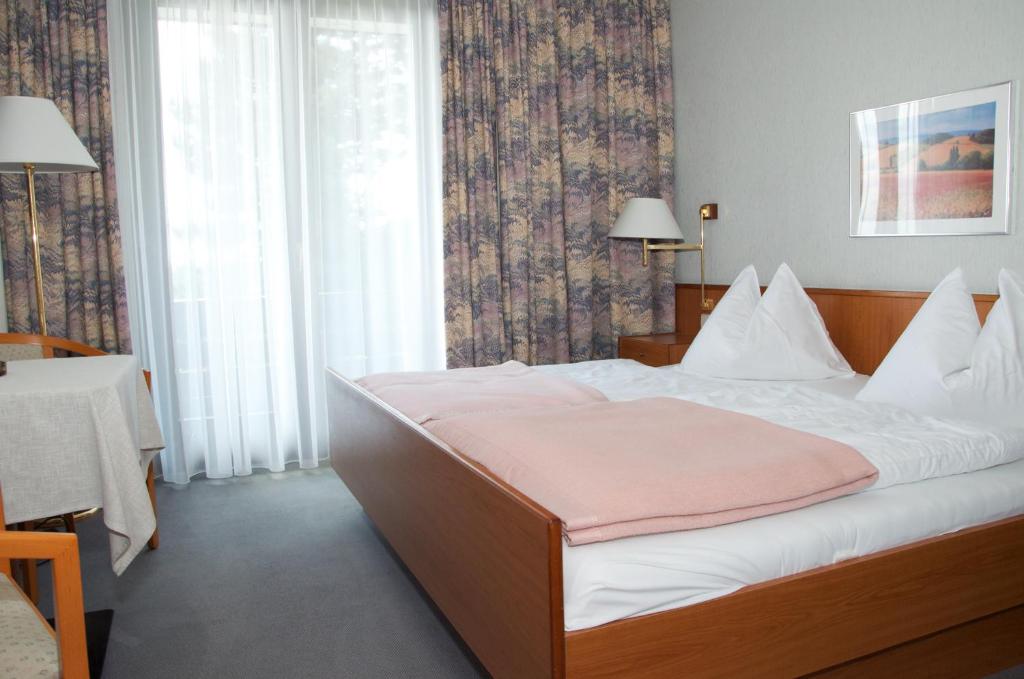 Una cama o camas en una habitación de Pension Seirer