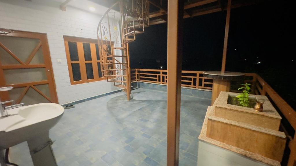 NārāyangarhChitwan Comforts Apt 2的浴室配有盥洗盆和浴缸。