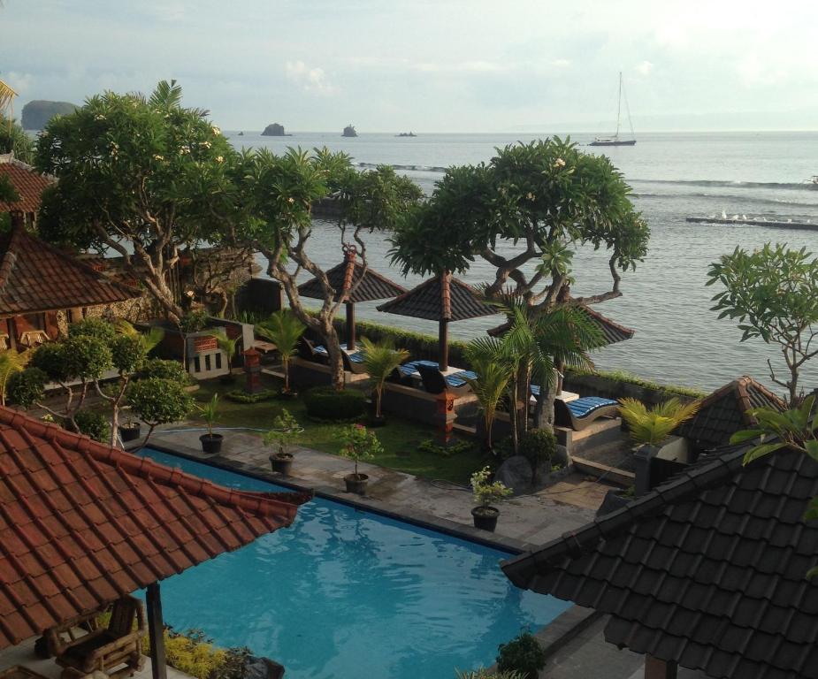 una vista della piscina del resort di Dewa Bharata Bungalows Candidasa a Candidasa