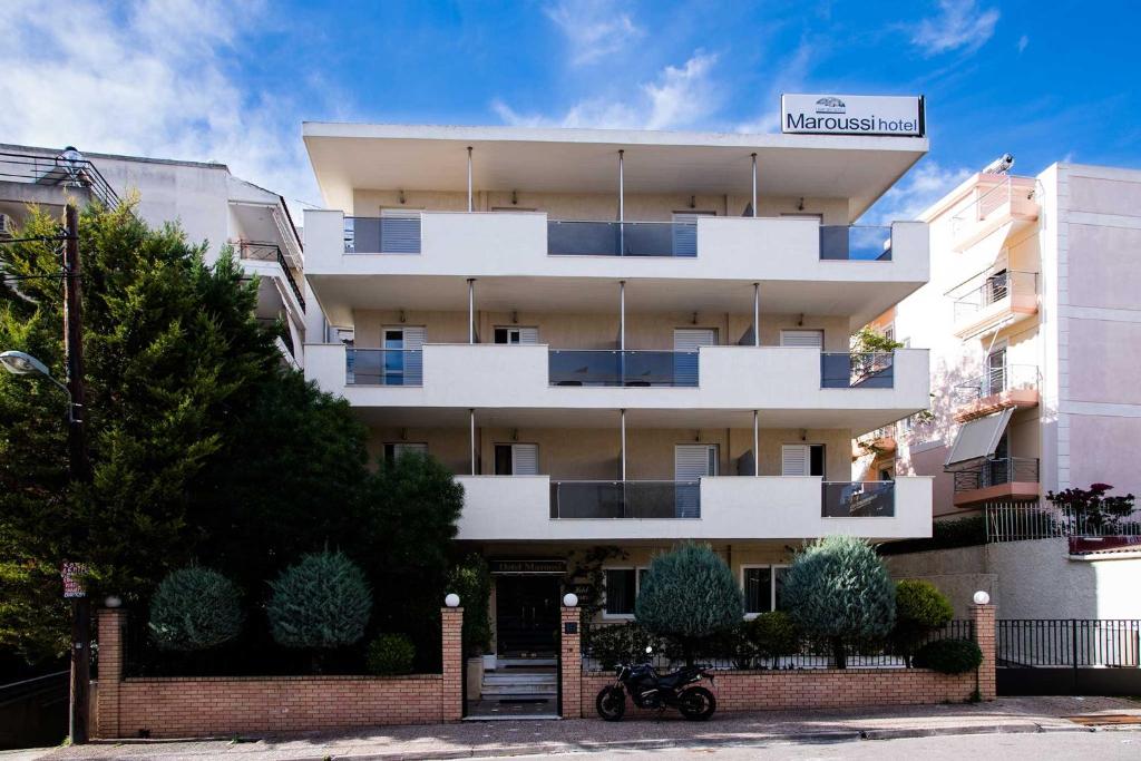 un edificio con una motocicleta estacionada frente a él en Hotel Maroussi, en Atenas