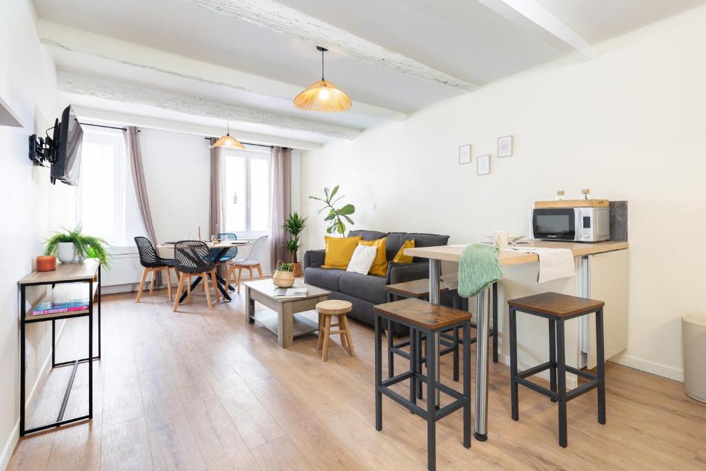 un salon avec un canapé et une table dans l'établissement Evasion au Port, T2 climatisé rénové, à La Seyne-sur-Mer