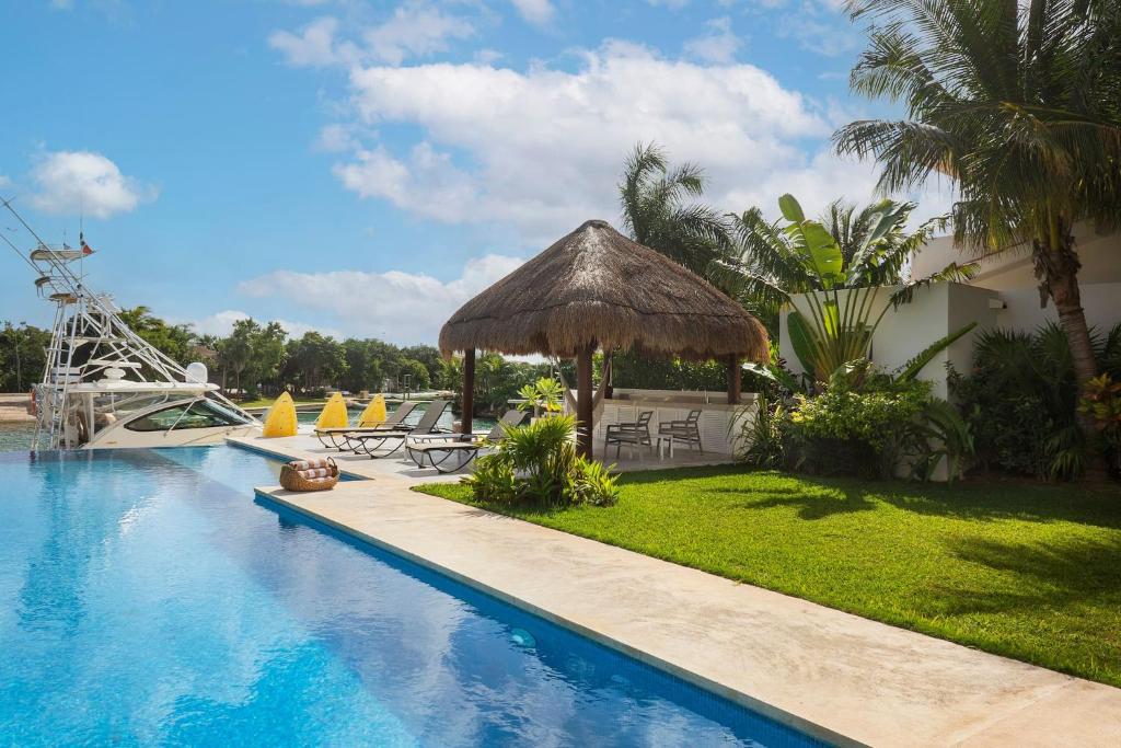 Πισίνα στο ή κοντά στο Casa Caleta ❂ Marina Private Dock