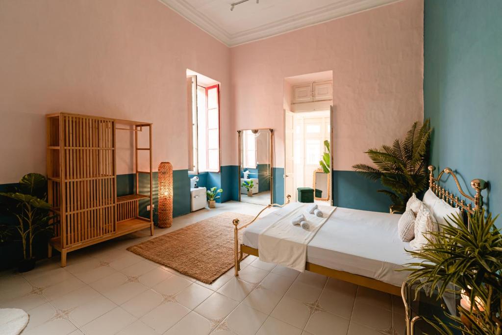 森格莱阿Senglea Jungle Palazzo的房间里有一张大床的卧室