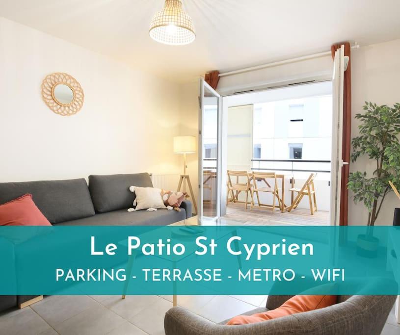 un salon avec un canapé et une grande fenêtre dans l'établissement NEW-Le Patio St Cyprien - Parking - Terrasse - Netflix, à Toulouse