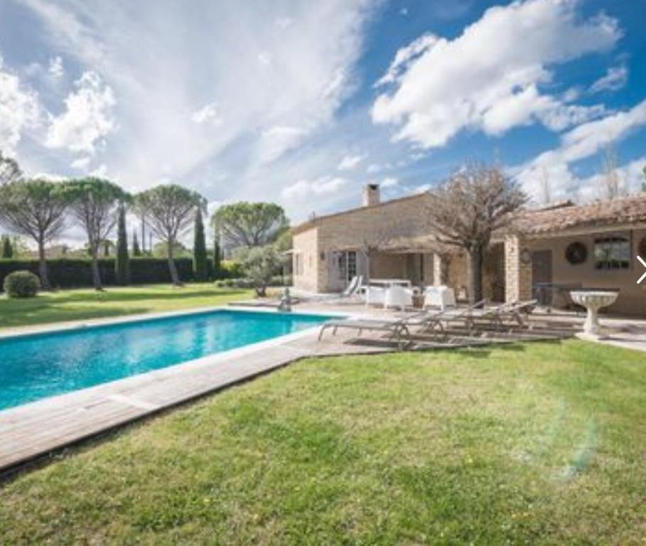 une piscine devant une maison dans l'établissement villa avec piscine à Gordes, en Provence, à Gordes