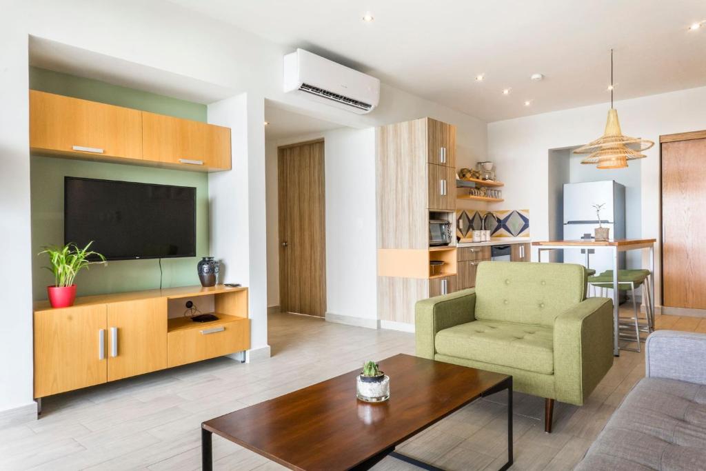 TV a/nebo společenská místnost v ubytování Opal Suites Apartments