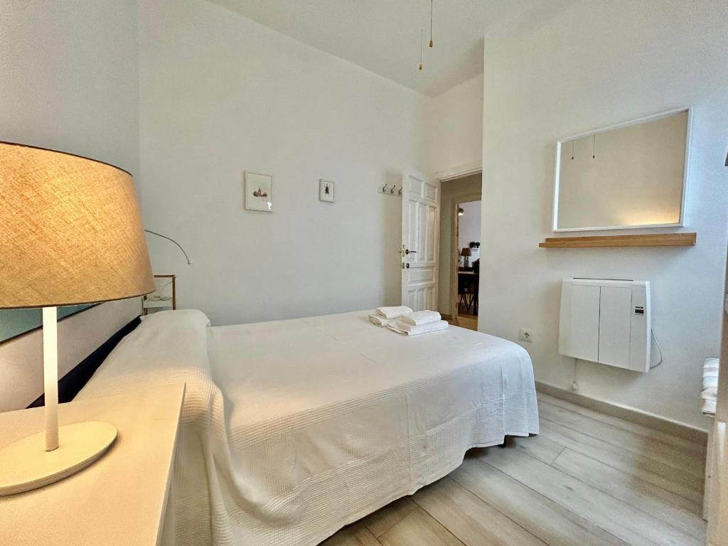 Posteľ alebo postele v izbe v ubytovaní Acogedor apt 8pax 4Bdr 2Bth- CozyHomeSevilla2
