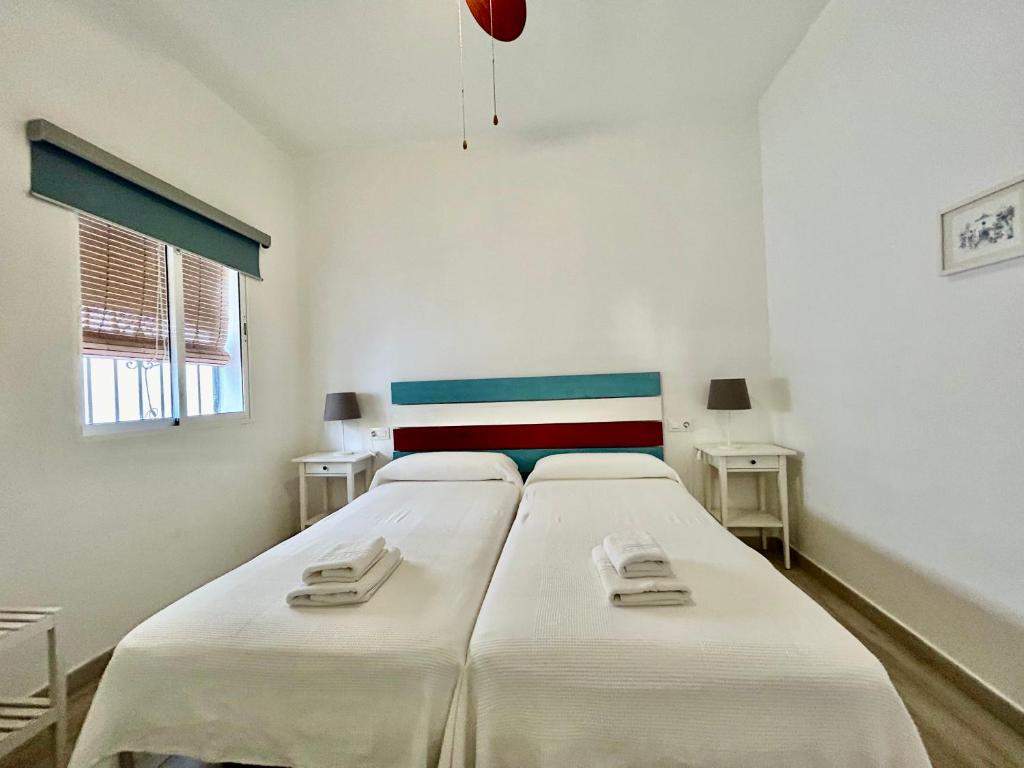 Posteľ alebo postele v izbe v ubytovaní Acogedor apt 8pax 4Bdr 2Bth- CozyHomeSevilla2