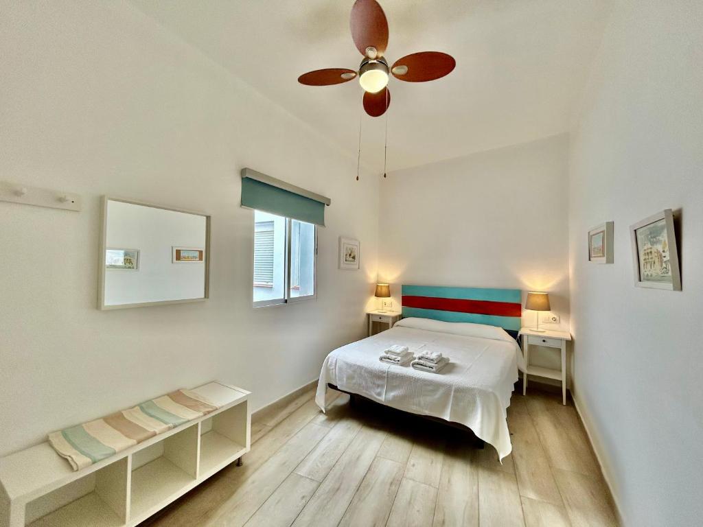 Posteľ alebo postele v izbe v ubytovaní Acogedor apt 8pax 4Bdr 2Bth- CozyHomeSevilla2