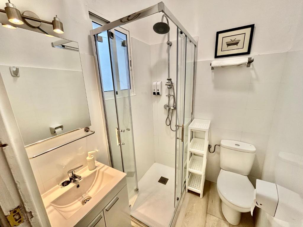 Kúpeľňa v ubytovaní Acogedor apt 8pax 4Bdr 2Bth- CozyHomeSevilla2