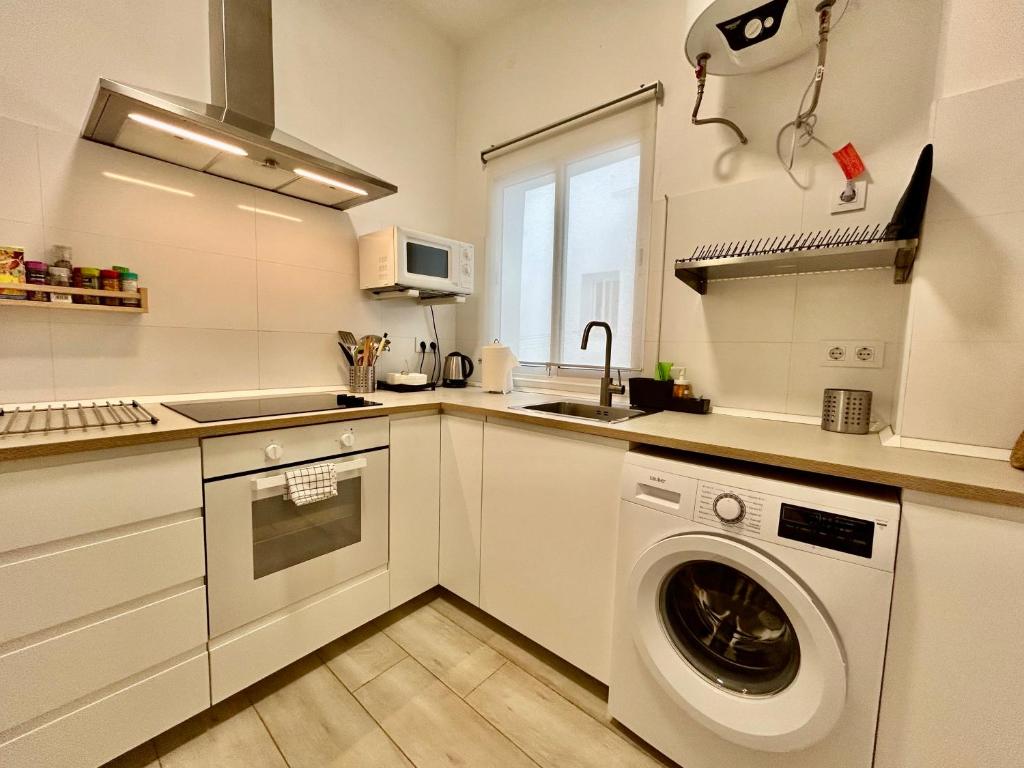 Kuchyňa alebo kuchynka v ubytovaní Acogedor apt 8pax 4Bdr 2Bth- CozyHomeSevilla2