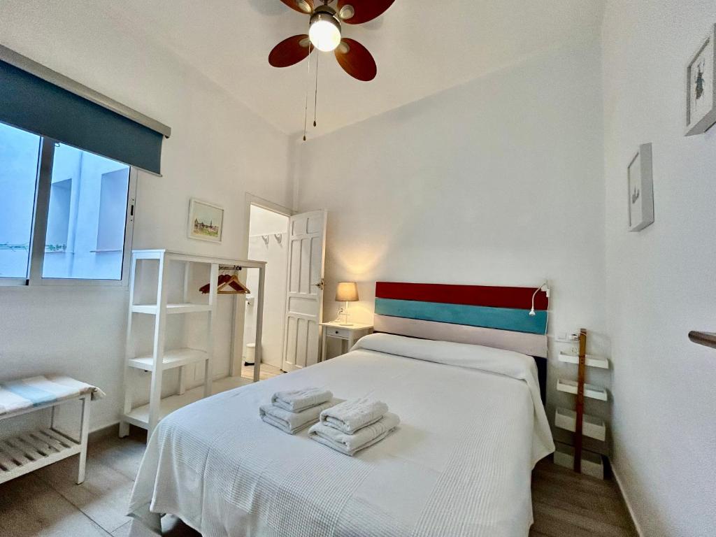 Posteľ alebo postele v izbe v ubytovaní Acogedor apt 8pax 4Bdr 2Bth- CozyHomeSevilla2