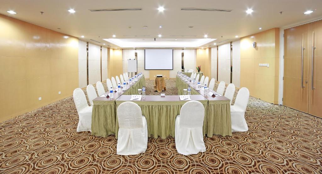 Zona business o sala conferenze di All Sedayu Hotel Kelapa Gading