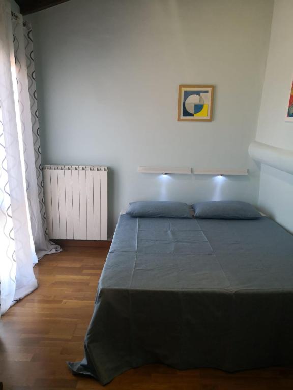 Postel nebo postele na pokoji v ubytování La Casa in Piazza- Pacelli dal 1775