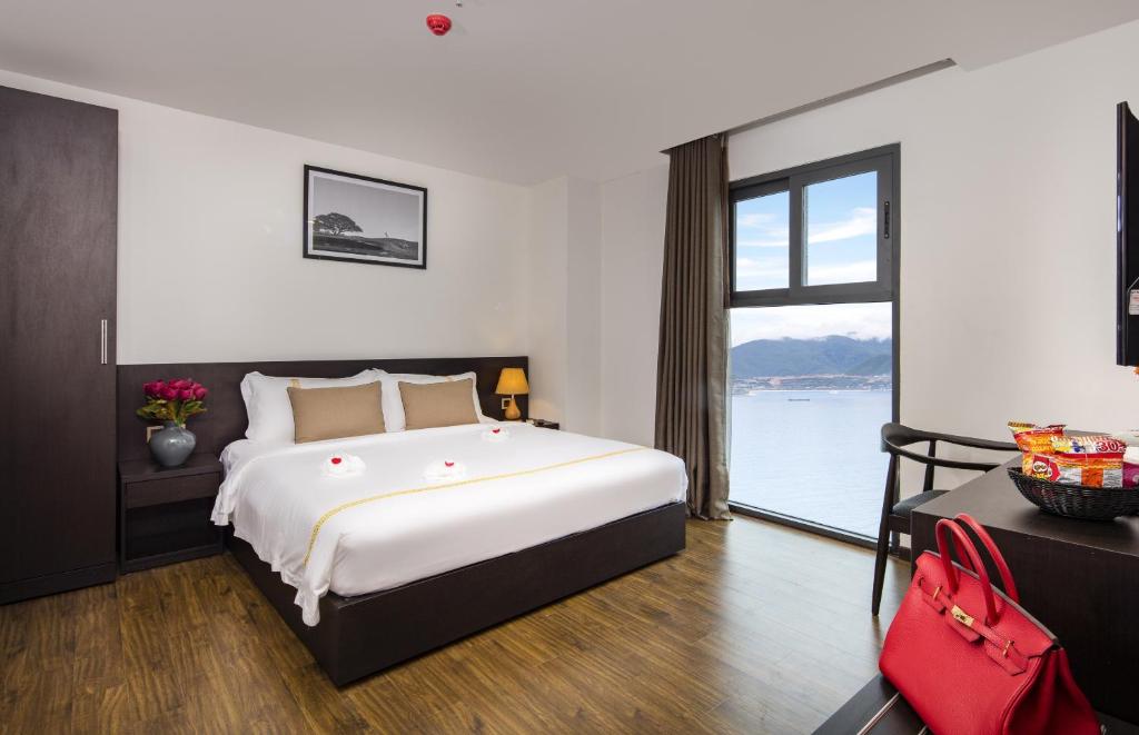 Postel nebo postele na pokoji v ubytování Meriton Hotel Nha Trang