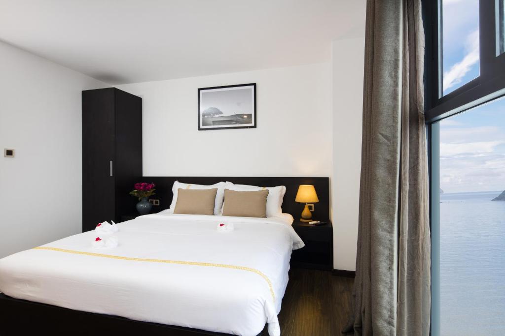 Postel nebo postele na pokoji v ubytování Meriton Hotel Nha Trang