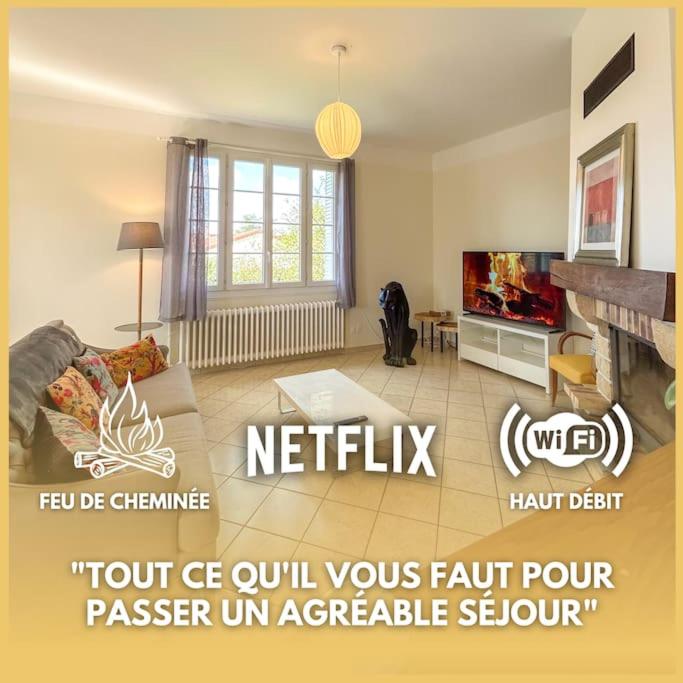 un salon avec un canapé et une cheminée dans l'établissement Maison Cosy avec Jardin et Cheminée sur Vichy, à Creuzier-le-Vieux