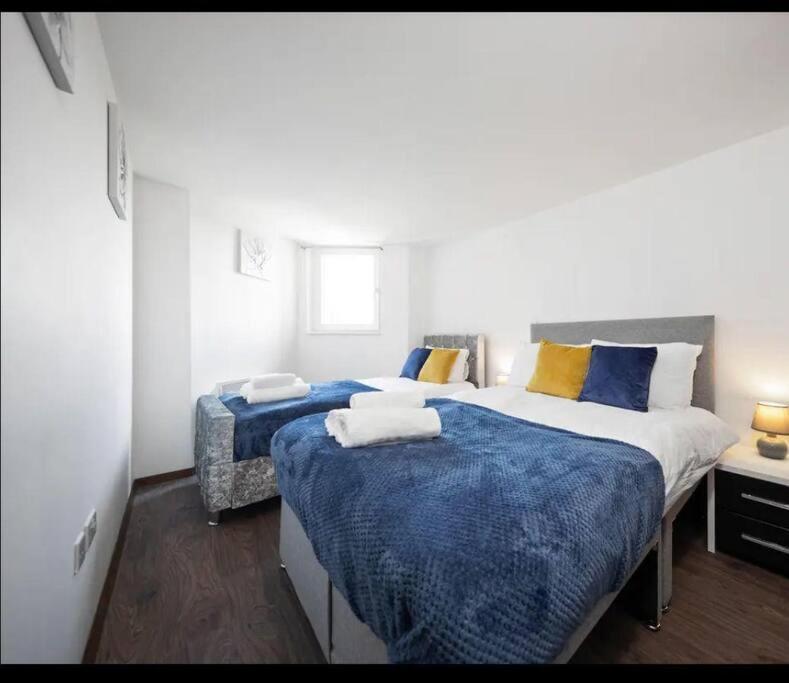 Postel nebo postele na pokoji v ubytování 1BR Hideaway Near NEC & Resorts World - Ideal for Travelers