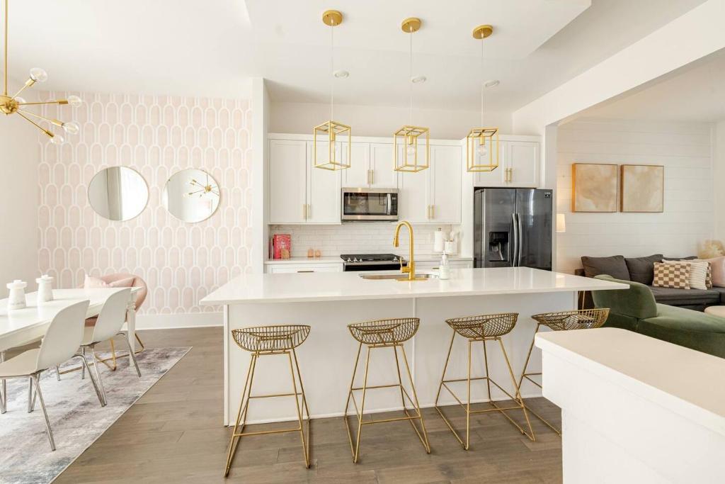 ナッシュビルにあるWelcome to Your East Nashville Oasis! Super Host!のテーブルと椅子のあるキッチンとリビングルーム