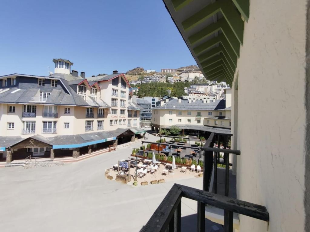 een balkon met uitzicht op de stad bij Dornajo Elite in Sierra Nevada
