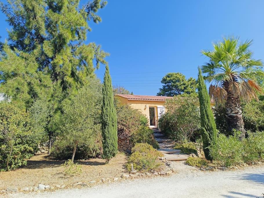 une maison entourée d'arbres et de buissons dans l'établissement Maison en résidence, à Ollioules