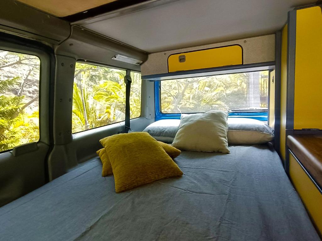 Postel nebo postele na pokoji v ubytování Furgoneta Camper La Gomera 2