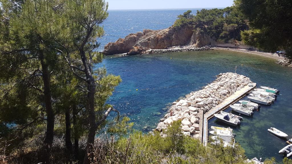 un groupe de bateaux amarrés à un quai dans l'eau dans l'établissement Au BleuRivage, à Ensuès-la-Redonne