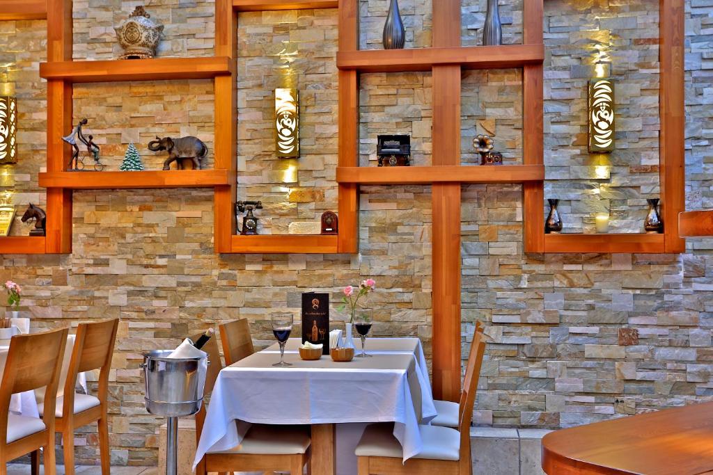 Restaurace v ubytování The Million Stone Hotel - Special Category
