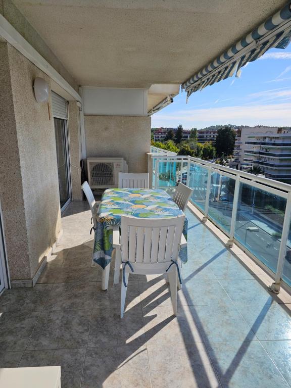 Bazén v ubytování Appartement tout confort terrasse 21 m2 pleins sud wifi proche port aventura centre et plage 2 chambres 2 SDB piscine nebo v jeho okolí