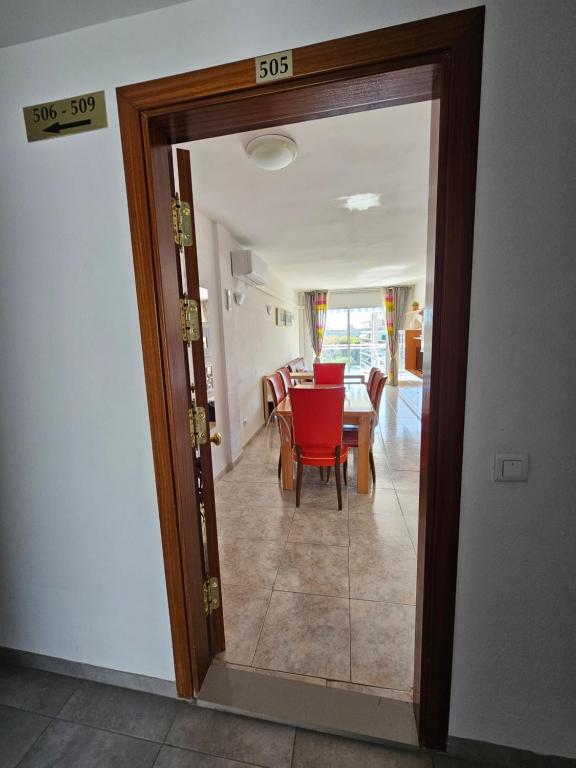 Fotografie z fotogalerie ubytování Appartement tout confort terrasse 21 m2 pleins sud wifi proche port aventura centre et plage 2 chambres 2 SDB piscine v destinaci Salou