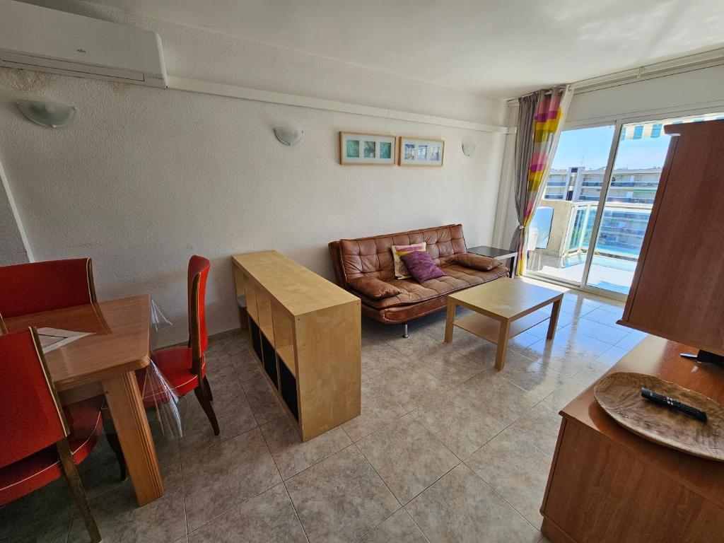 Posezení v ubytování Appartement tout confort terrasse 21 m2 pleins sud wifi proche port aventura centre et plage 2 chambres 2 SDB piscine