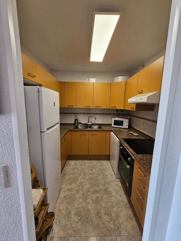 Kuchyň nebo kuchyňský kout v ubytování Appartement tout confort terrasse 21 m2 pleins sud wifi proche port aventura centre et plage 2 chambres 2 SDB piscine