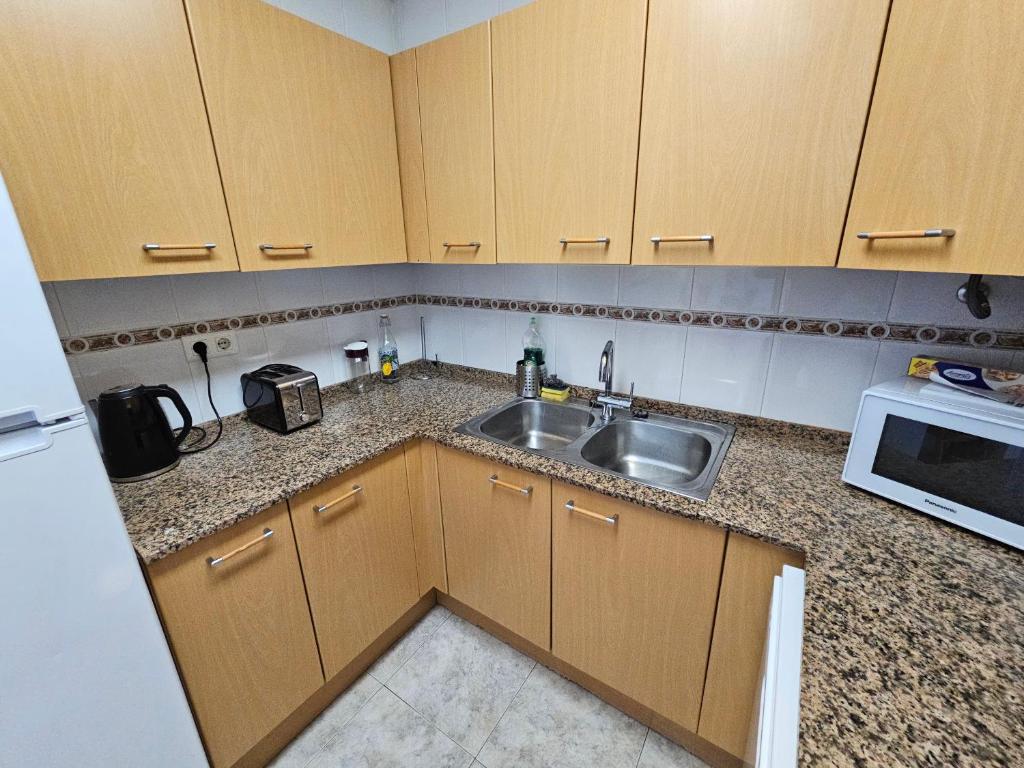 Kuchyň nebo kuchyňský kout v ubytování Appartement tout confort terrasse 21 m2 pleins sud wifi proche port aventura centre et plage 2 chambres 2 SDB piscine