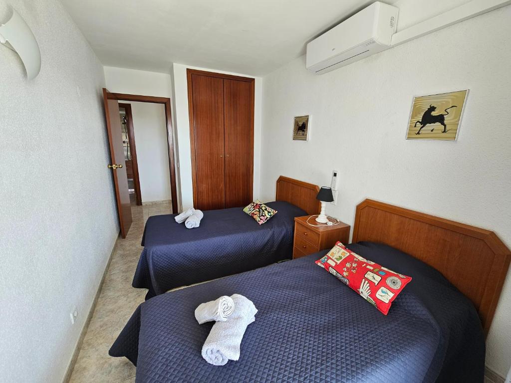 Postel nebo postele na pokoji v ubytování Appartement tout confort terrasse 21 m2 pleins sud wifi proche port aventura centre et plage 2 chambres 2 SDB piscine
