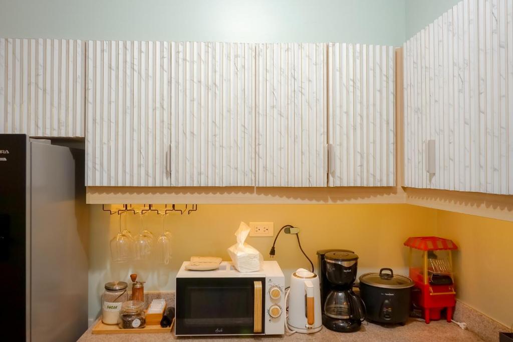 Een keuken of kitchenette bij Alea Residences