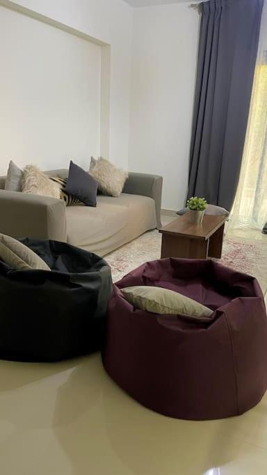 Posezení v ubytování Lovely Apartment with private Garden in New Cairo