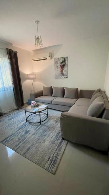 Posezení v ubytování Lovely Apartment with private Garden in New Cairo