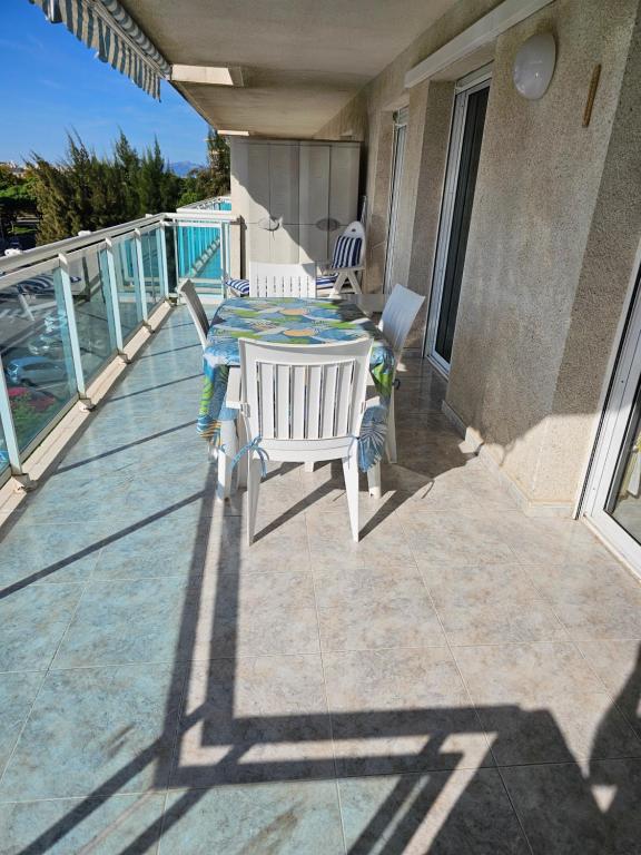 Balkón nebo terasa v ubytování Appartement tout confort terrasse 21 m2 pleins sud wifi proche port aventura centre et plage 2 chambres 2 SDB piscine