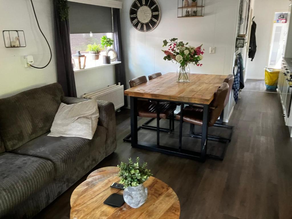 Posezení v ubytování Chalet bosrijk Midden in de natuur-eten&drinken-activiteiten-ontspanning-en nog veel meer